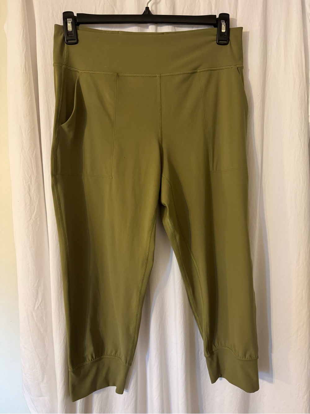 Lululemon Everyday Olive Green Active Capri Pants🔅🔆🌞💚